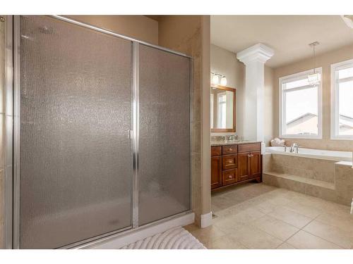 223 Grand River Boulevard West, Lethbridge, AB - Indoor Photo Showing Bathroom