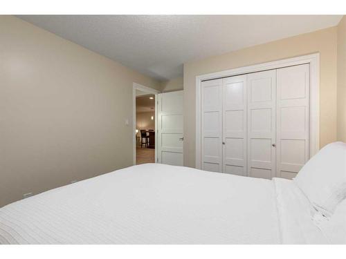 223 Grand River Boulevard West, Lethbridge, AB - Indoor Photo Showing Bedroom