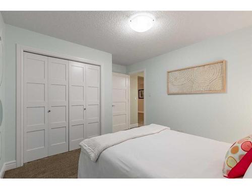 223 Grand River Boulevard West, Lethbridge, AB - Indoor Photo Showing Bedroom