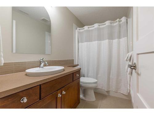 223 Grand River Boulevard West, Lethbridge, AB - Indoor Photo Showing Bathroom