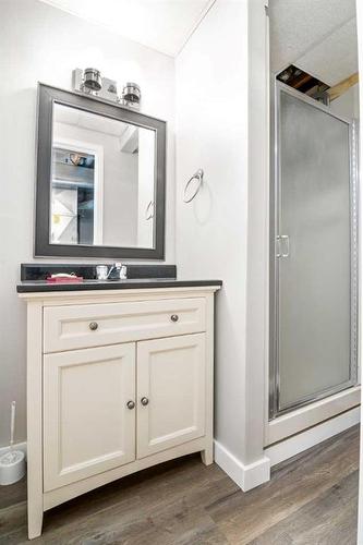 124 10 Avenue West, Bow Island, AB - Indoor Photo Showing Bathroom