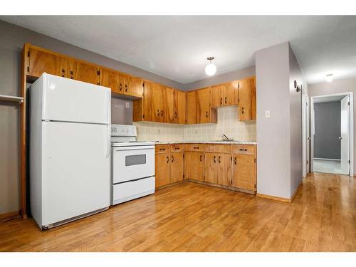 124 10 Avenue West, Bow Island, AB - Indoor Photo Showing Kitchen