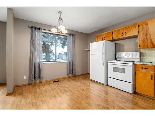 124 10 Avenue West, Bow Island, AB - Indoor Photo Showing Kitchen