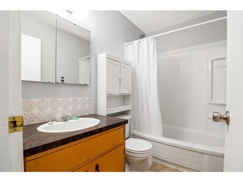 124 10 Avenue West, Bow Island, AB - Indoor Photo Showing Bathroom