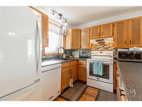 1236 42 Avenue North, Lethbridge, AB - Indoor Photo Showing Kitchen