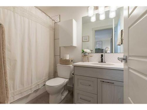 306 Crocus Terrace West, Lethbridge, AB - Indoor Photo Showing Bathroom