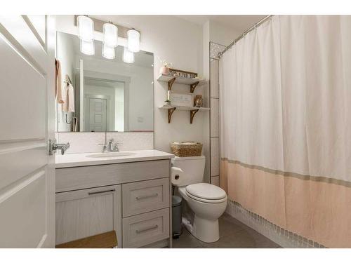 306 Crocus Terrace West, Lethbridge, AB - Indoor Photo Showing Bathroom