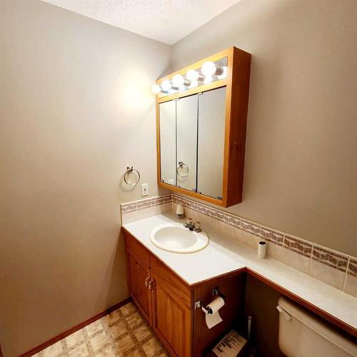 108-4800A 48 Avenue, Taber, AB - Indoor Photo Showing Bathroom