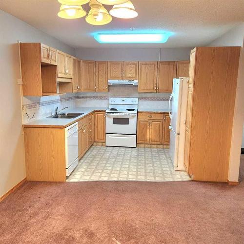 108-4800A 48 Avenue, Taber, AB - Indoor Photo Showing Kitchen With Double Sink