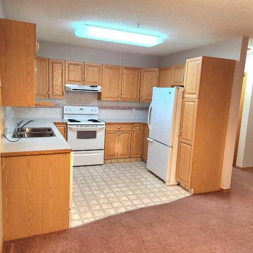 108-4800A 48 Avenue, Taber, AB - Indoor Photo Showing Kitchen With Double Sink