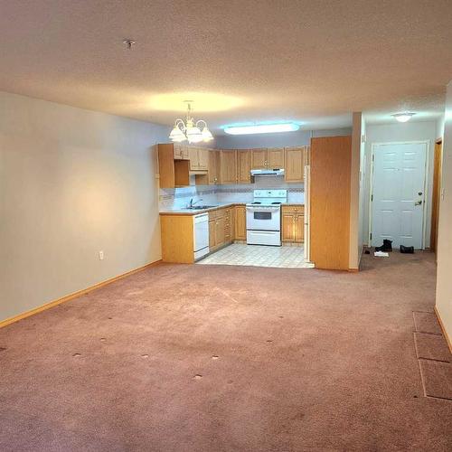 108-4800A 48 Avenue, Taber, AB - Indoor Photo Showing Kitchen