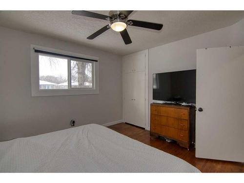 417 25 Street South, Lethbridge, AB - Indoor Photo Showing Bedroom