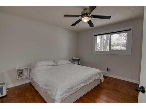 417 25 Street South, Lethbridge, AB - Indoor Photo Showing Bedroom