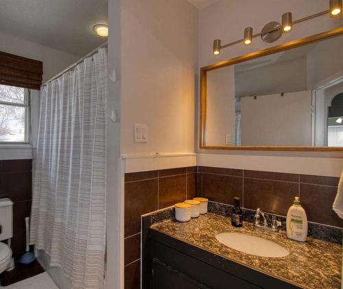 417 25 Street South, Lethbridge, AB - Indoor Photo Showing Bathroom