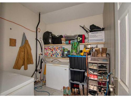 417 25 Street South, Lethbridge, AB - Indoor Photo Showing Laundry Room