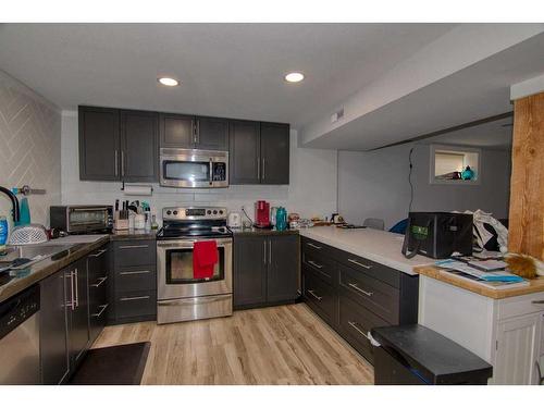 417 25 Street South, Lethbridge, AB - Indoor Photo Showing Kitchen