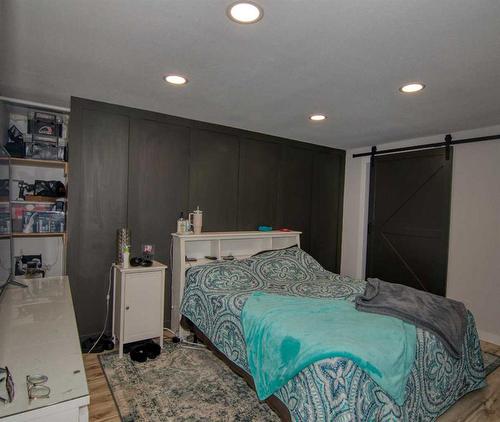 417 25 Street South, Lethbridge, AB - Indoor Photo Showing Bedroom