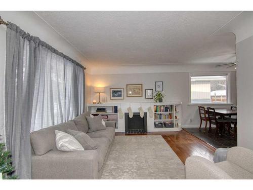 417 25 Street South, Lethbridge, AB - Indoor Photo Showing Living Room