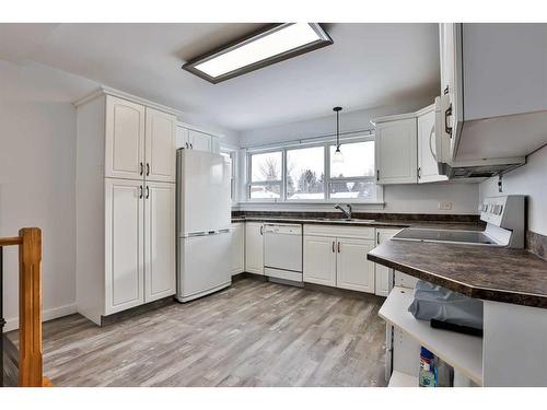 4909 51 Avenue, Taber, AB - Indoor Photo Showing Kitchen