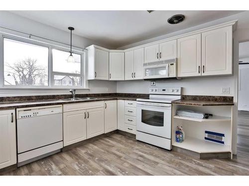 4909 51 Avenue, Taber, AB - Indoor Photo Showing Kitchen With Double Sink