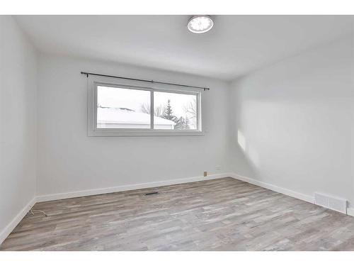 4909 51 Avenue, Taber, AB - Indoor Photo Showing Other Room