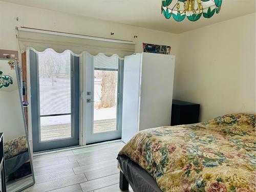 145 6 Street, Stirling, AB - Indoor Photo Showing Bedroom