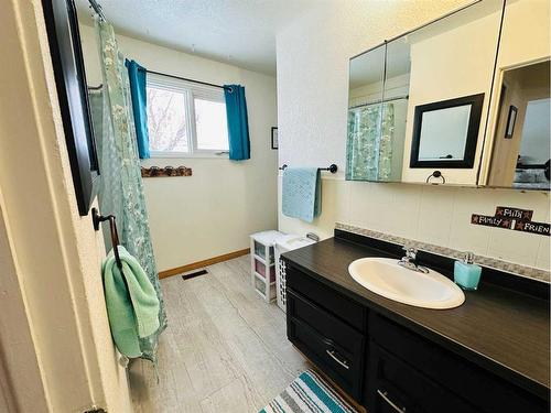 145 6 Street, Stirling, AB - Indoor Photo Showing Bathroom