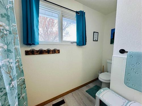 145 6 Street, Stirling, AB - Indoor Photo Showing Bathroom