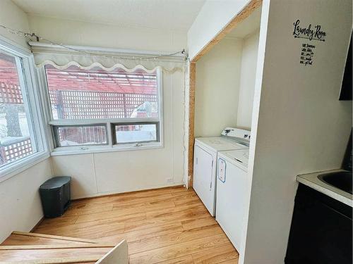 145 6 Street, Stirling, AB - Indoor Photo Showing Laundry Room