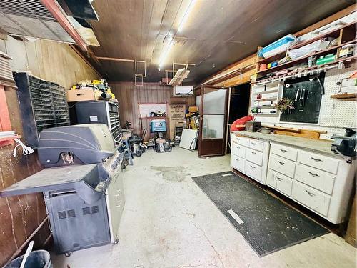 145 6 Street, Stirling, AB - Indoor Photo Showing Garage