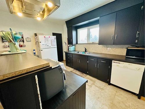 145 6 Street, Stirling, AB - Indoor Photo Showing Kitchen