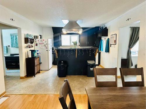 145 6 Street, Stirling, AB - Indoor Photo Showing Dining Room