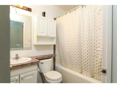 46 St James Crescent North, Lethbridge, AB - Indoor Photo Showing Bathroom