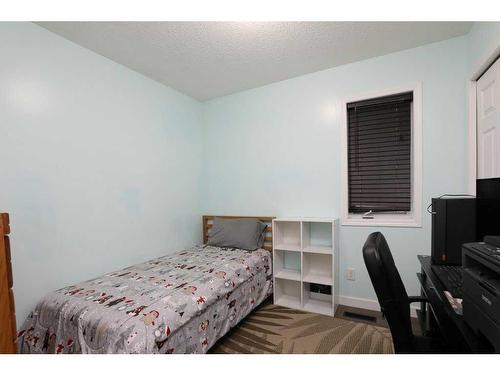 46 St James Crescent North, Lethbridge, AB - Indoor Photo Showing Bedroom