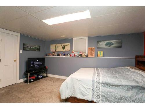 46 St James Crescent North, Lethbridge, AB - Indoor Photo Showing Bedroom