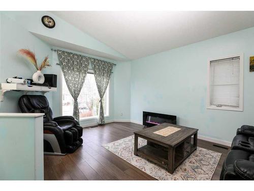 46 St James Crescent North, Lethbridge, AB - Indoor Photo Showing Living Room