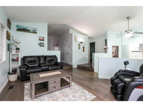 46 St James Crescent North, Lethbridge, AB - Indoor Photo Showing Living Room