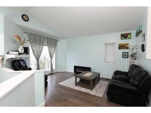 46 St James Crescent North, Lethbridge, AB - Indoor Photo Showing Living Room