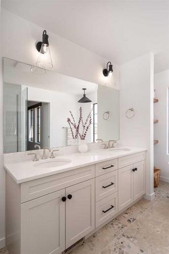 765 Violet Place West, Lethbridge, AB - Indoor Photo Showing Bathroom