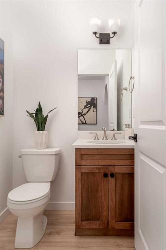 765 Violet Place West, Lethbridge, AB - Indoor Photo Showing Bathroom