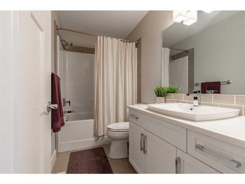 875 Miners Boulevard West, Lethbridge, AB - Indoor Photo Showing Bathroom