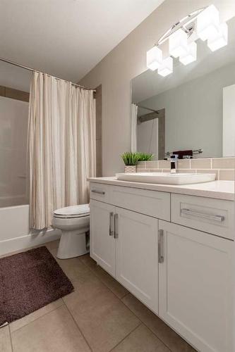 875 Miners Boulevard West, Lethbridge, AB - Indoor Photo Showing Bathroom