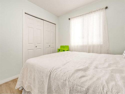 248 Squamish Court West, Lethbridge, AB - Indoor Photo Showing Bedroom