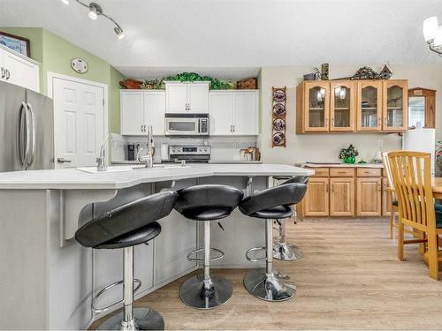 248 Squamish Court West, Lethbridge, AB - Indoor Photo Showing Kitchen With Upgraded Kitchen