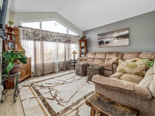 248 Squamish Court West, Lethbridge, AB - Indoor Photo Showing Living Room