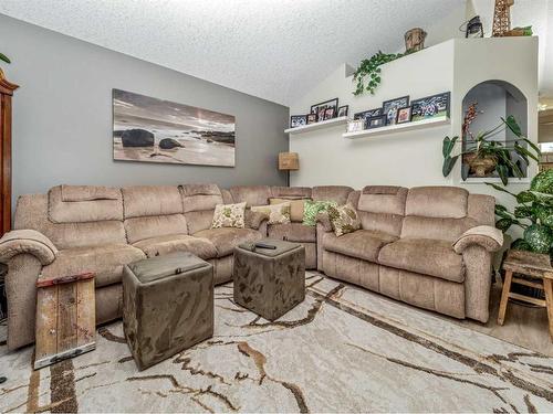 248 Squamish Court West, Lethbridge, AB - Indoor Photo Showing Living Room