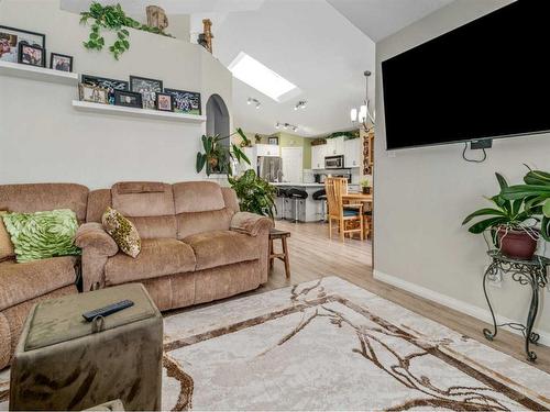 248 Squamish Court West, Lethbridge, AB - Indoor Photo Showing Living Room