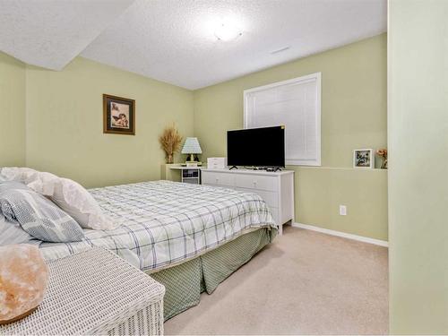 248 Squamish Court West, Lethbridge, AB - Indoor Photo Showing Bedroom