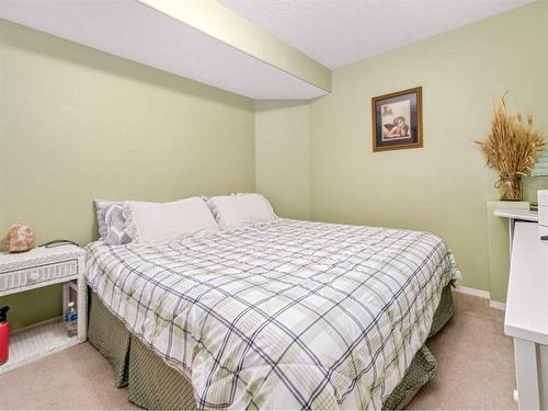 248 Squamish Court West, Lethbridge, AB - Indoor Photo Showing Bedroom