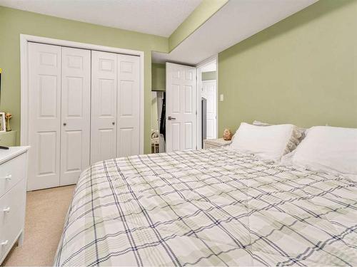 248 Squamish Court West, Lethbridge, AB - Indoor Photo Showing Bedroom